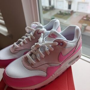 Nike Pink and White Sneakers with Flexible Sole